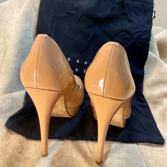 Vera Wang  Lavender Pumps with dust bag. Pretty in light pink. - Picture 10 of 12